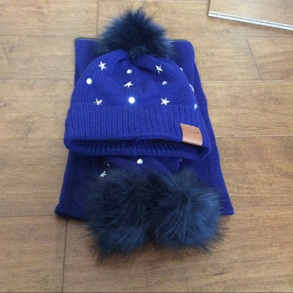 Accessories - ♨️SOLD♨️Beautiful Faux Fur PomPom Lined HatScarf